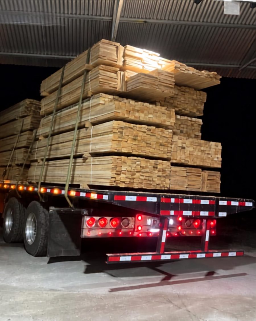 Camión cargado con madera