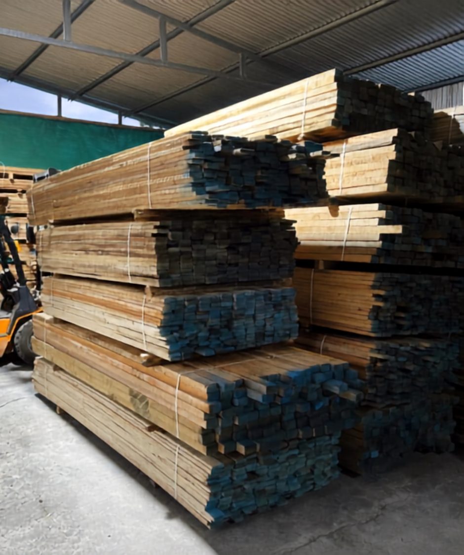 Montacargas moviendo estibas de madera en la bodega